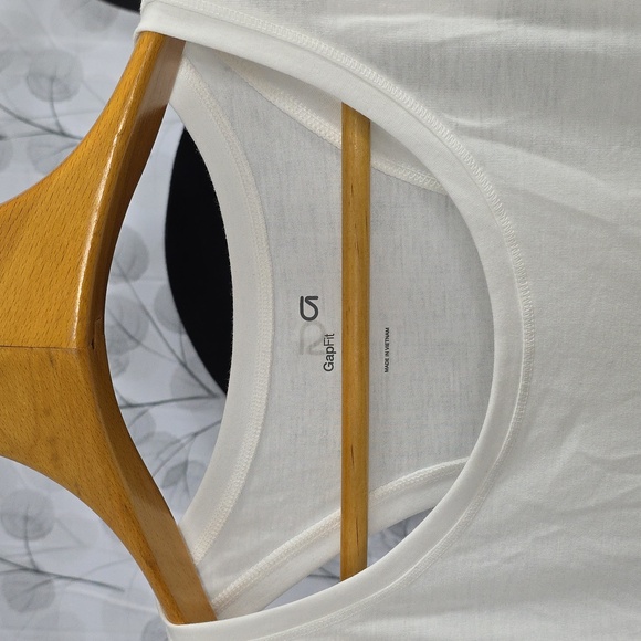 Gap Fit Tank - Picture 5 of 9